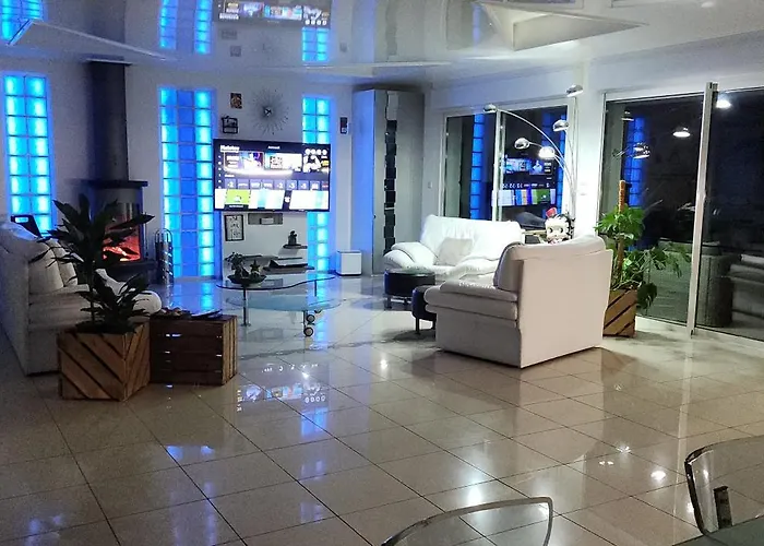 De Avec Piscine, Billard & Petanque Holiday home *